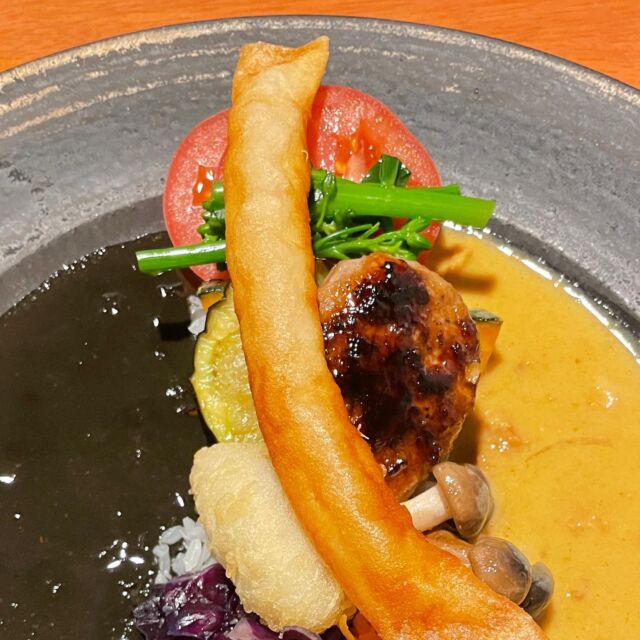 湯田温泉のカレー屋がとんでもない事になってた。個室で食す二色のカレー。前菜は飲むサラダ。デザートも自家製。

#デザインの力
#しつらえが素晴らしい 

#湯田温泉 #カレー
#小熊屋咖喱
#ブリュレ もオススメ！